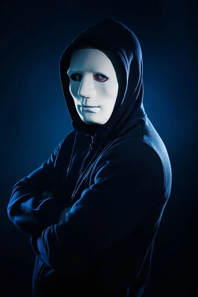 Мужчина-хакер в маске — стоковое фото