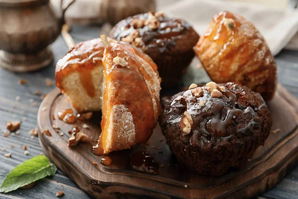 Tavola con gustosi muffin e guarnizione caramello — Foto Stock