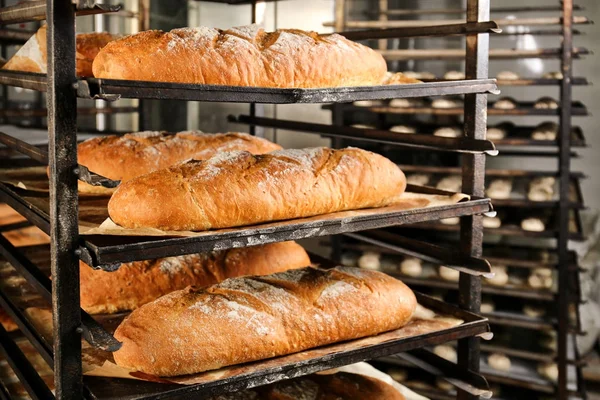 Panes de pan en estanterías — Foto de Stock