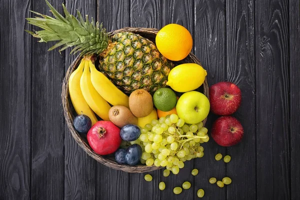 Корзина и свежие фрукты — стоковое фото