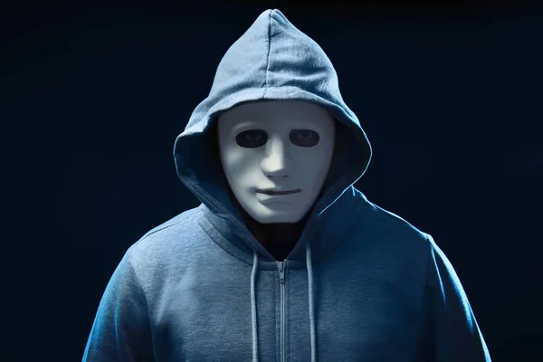 Mannelijke hacker in masker — Stockfoto