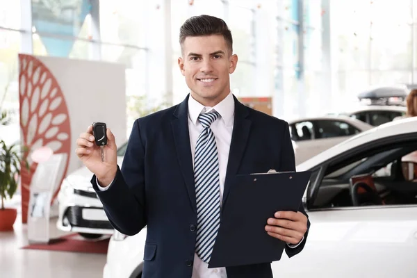 Salesman in salone di auto — Foto Stock