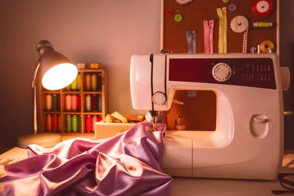 Máquina de costura na mesa na oficina — Fotografia de Stock