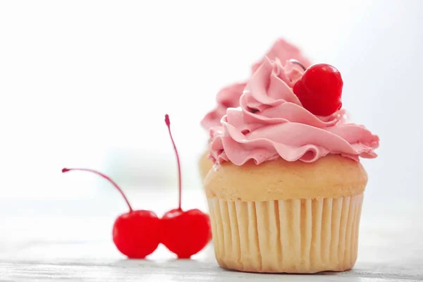 Delicioso cupcake de vainilla con cereza —  Fotos de Stock