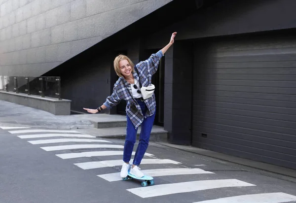 Aantrekkelijk meisje met skateboard — Stockfoto