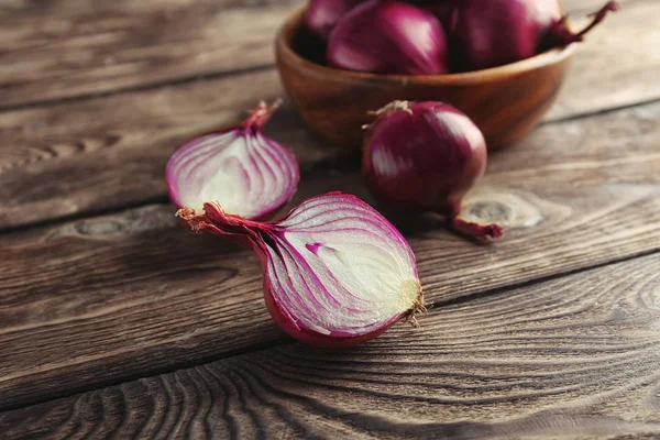 Ahşap masa üzerinde kırmızı soğan dilimlenmiş