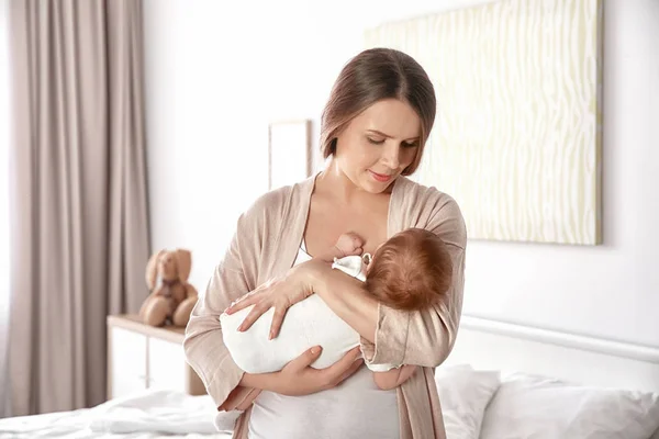 Ibu menggendong bayi tidur di rumah — Stok Foto