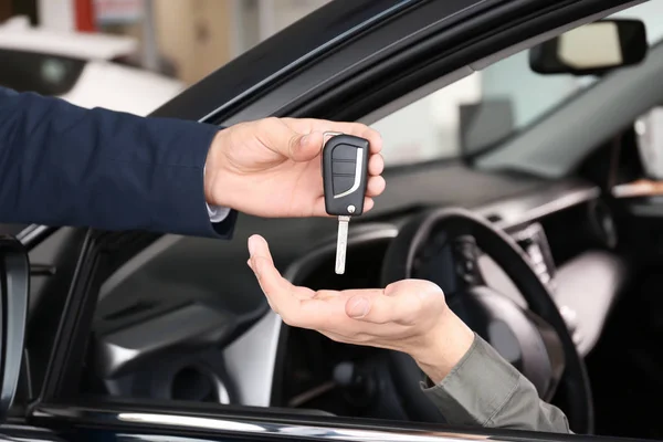 Homem comprando carro — Fotografia de Stock