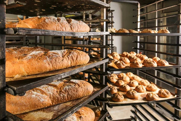Productos de panadería en estanterías — Foto de Stock