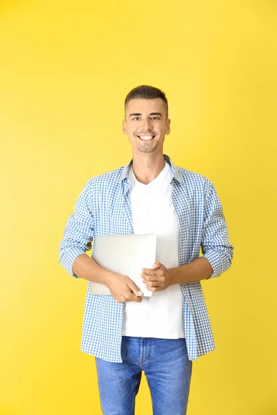 Jonge man met laptop — Stockfoto