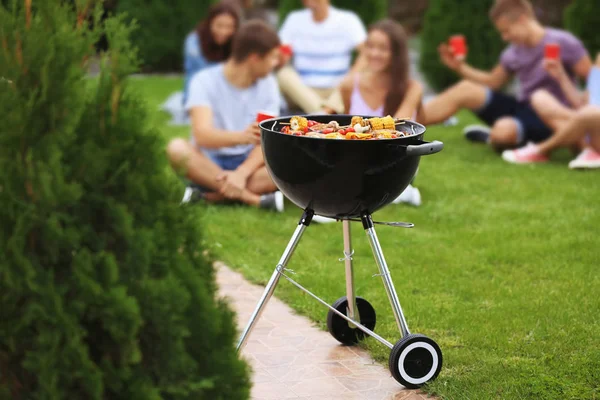 Läckra biffar och grönsaker matlagning på grill grill, Utomhus — Stockfoto