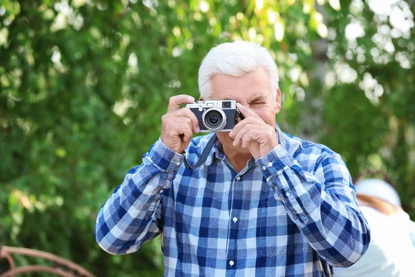 Yakışıklı olgun adam.