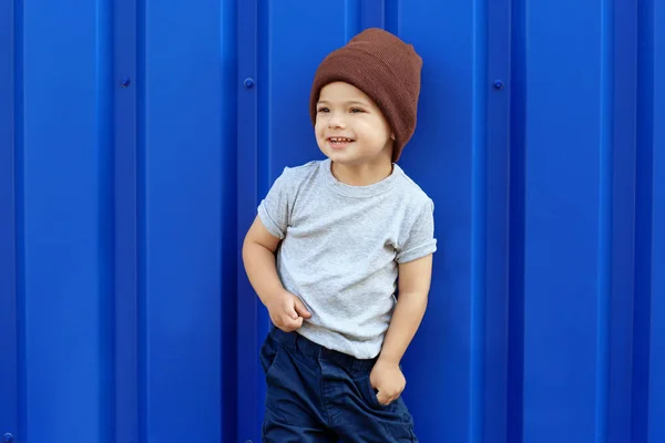 Adorable niño sobre fondo azul —  Fotos de Stock