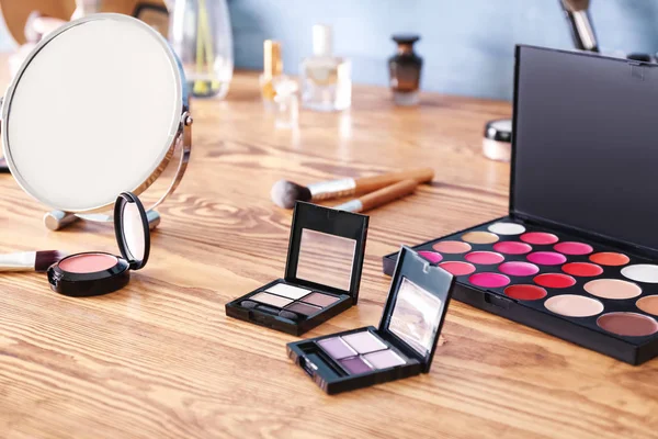 Kozmetik ayna ile tuvalet masasının üzerinde ayarla