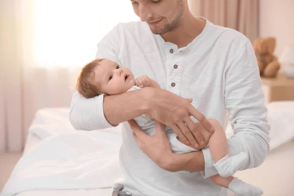 Joven padre sosteniendo bebé en casa — Foto de Stock