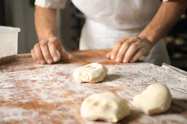 Hombre preparando bollos — Foto de Stock