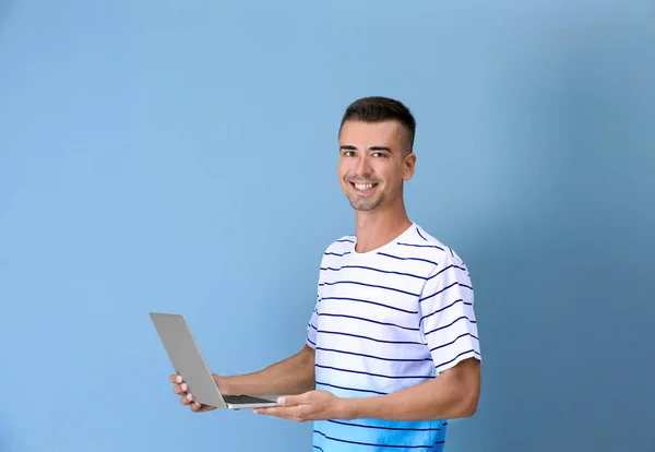 Joven con el ordenador portátil — Foto de Stock