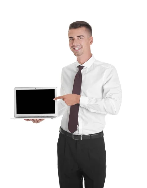 Joven hombre de negocios apuntando a la pantalla del ordenador portátil contra fondo blanco — Foto de Stock