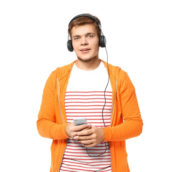 Adolescente menino com fones de ouvido ouvindo música no fundo branco — Fotografia de Stock