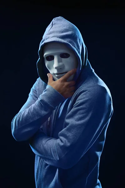 Mannelijke hacker in masker — Stockfoto