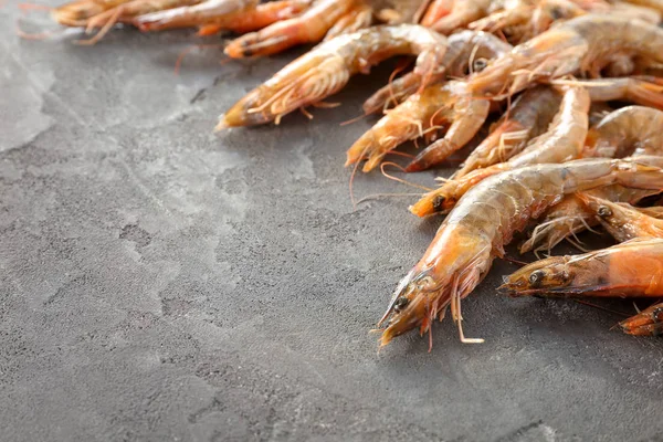Many fresh shrimps on table — Stock Photo, Image