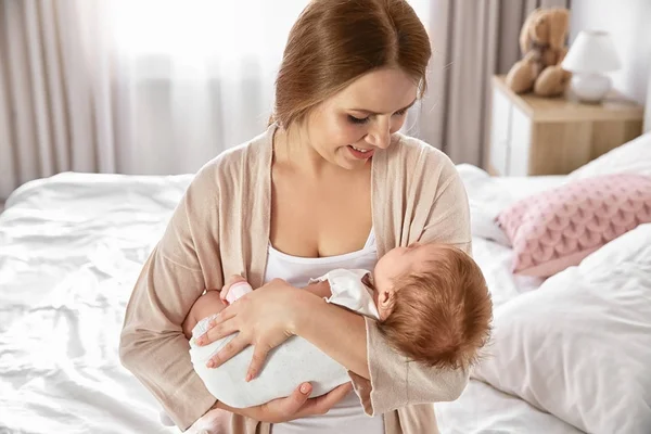 Ibu menggendong bayi tidur di rumah — Stok Foto