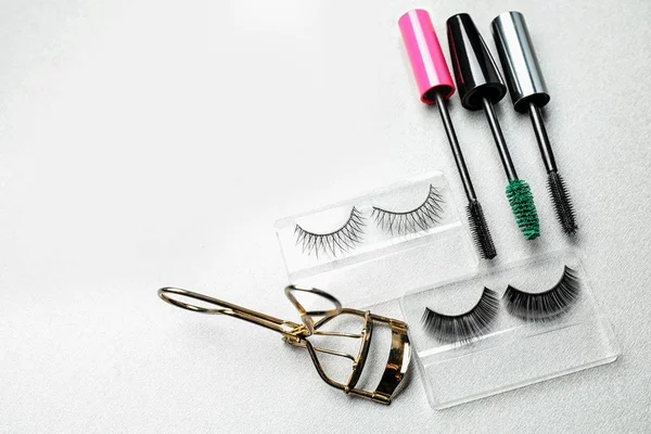 Curler and false eyelashes — Stock Photo, Image