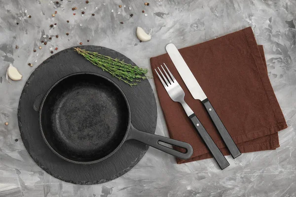 Kızartma tavası ve çatal bıçak takımı 