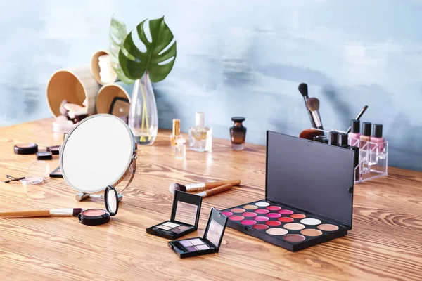 Kozmetik ayna ile tuvalet masasının üzerinde ayarla