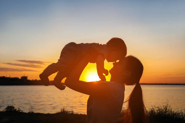 Ung mamma innehav baby, Utomhus — Stockfoto