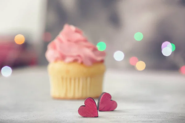 Pequenos corações e cupcake — Fotografia de Stock