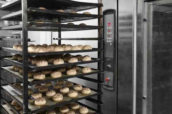 Panes de pan en estanterías — Foto de Stock