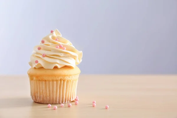 Delicioso cupcake na mesa — Fotografia de Stock