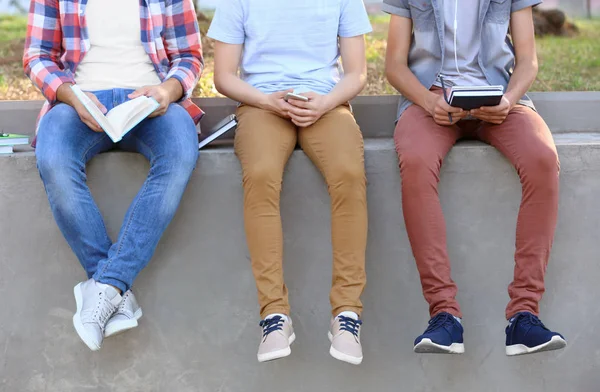 Chłopcy nastolatek siedzi na parapet na zewnątrz — Zdjęcie stockowe
