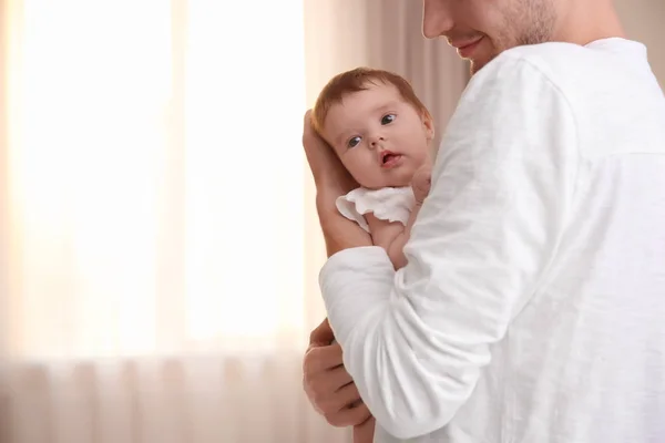 Joven padre sosteniendo bebé en casa — Foto de Stock