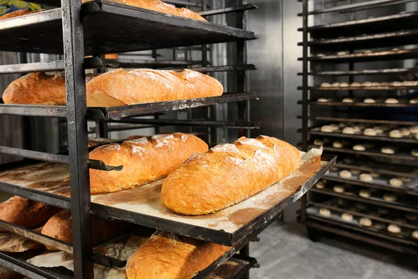 Somun ekmek raf üzerinde  