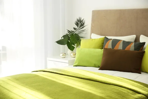 Cómoda cama con almohadas —  Fotos de Stock