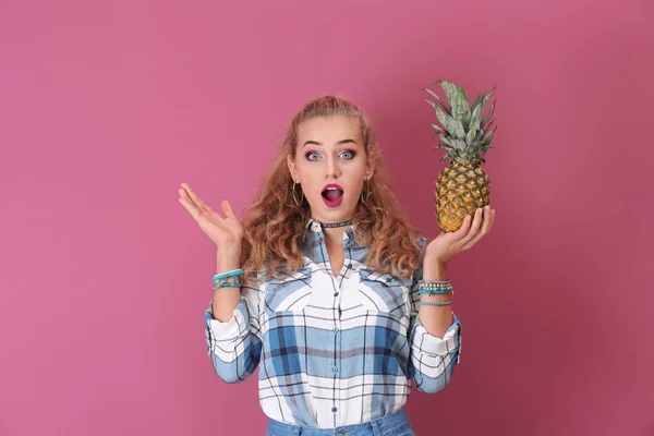 Attraente ragazza hipster in posa con ananas su sfondo di colore — Foto Stock