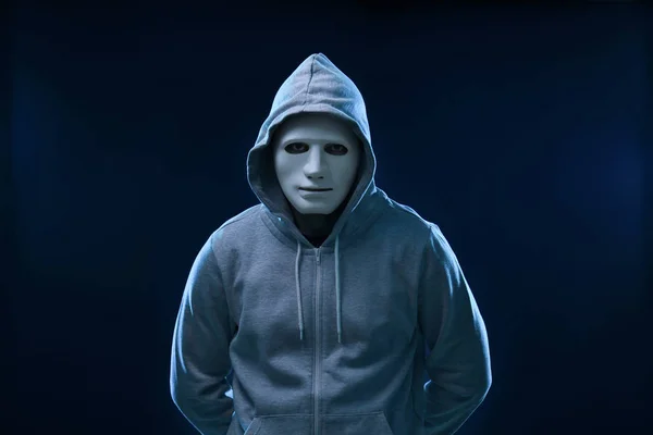 Mannelijke hacker in masker — Stockfoto