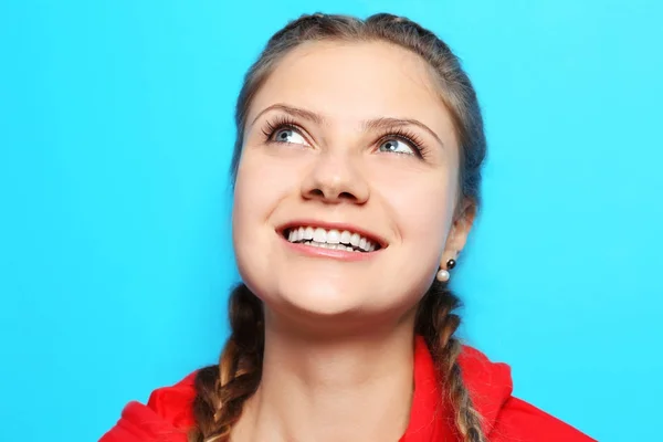 Young beautiful woman on color background — Stock Photo, Image