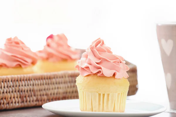 Placa con delicioso cupcake de vainilla — Foto de Stock