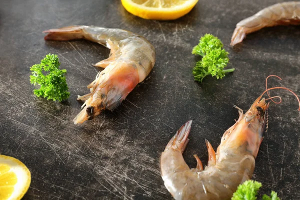 Fresh shrimps and slices of lemon — Stock Photo, Image