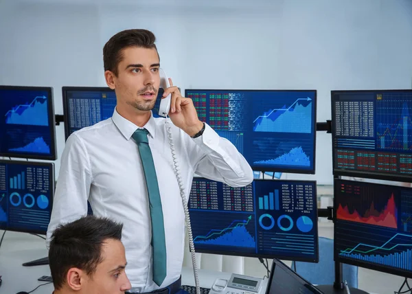 Pedagang saham pria yang bekerja di kantor — Stok Foto