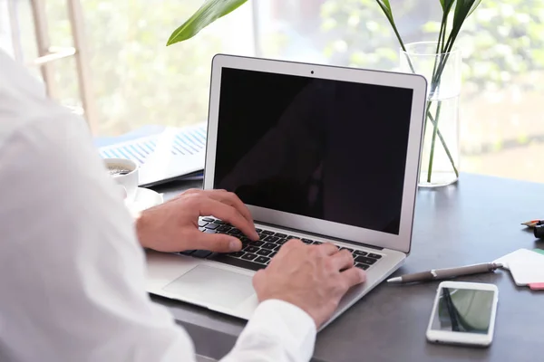 Uomo utilizzando il computer portatile — Foto Stock