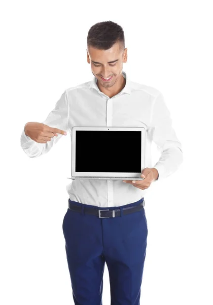 Joven hombre de negocios apuntando a la pantalla del ordenador portátil contra fondo blanco —  Fotos de Stock