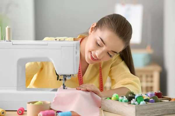 Jonge naaister in werkplaats — Stockfoto