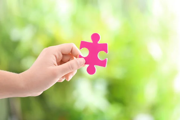 Woman holding piece of puzzle — Stock Photo, Image