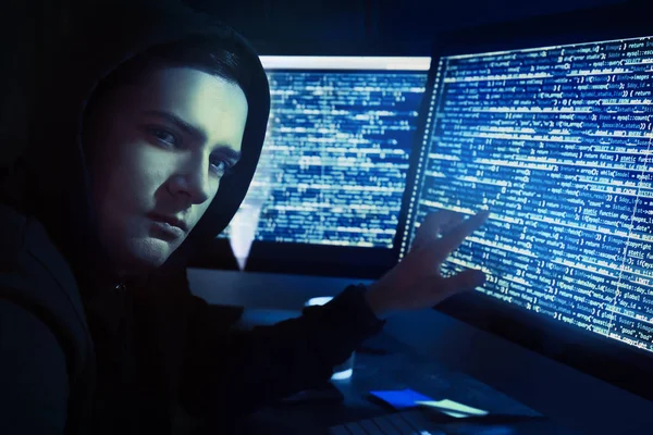 Hacker mit Computer — Stockfoto