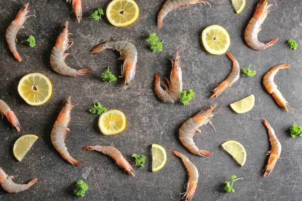 Camarones y rodajas de limón — Foto de Stock