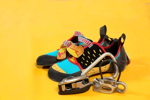 Kletterschuhe und Karabiner — Stockfoto